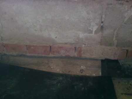 1.Urči sa výška rezu a vloženie izolácie.Oseká sa omietka a prereže murivo v špáre medzi tehlou.