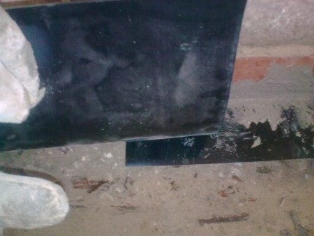 2. Vloží sa izolácia na asi 2cm do pre rezanej šporí muriva.Skontroluje sa preloženie izolácie ktoré je väčšinou 7-10cm.