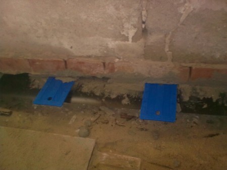 4. Po zasunutý izolácie sa skontroluje či murovacia malta vyšla aj na druhej strane muriva.Následne sa izolácia skontroluje aby dostatočné bola vysunutá z oboch strán a riadne sa zaklinuje statickymi klinmi podla hrúbky muriva.Klinuje sa vždy podla potreb